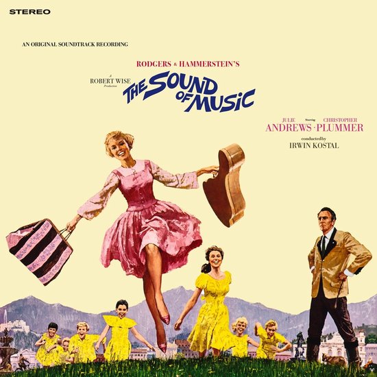 The Sound of Music soundtrack: Julie Andrews in roze jurk, Christopher Plummer in pak, kinderen in gele jurken, met achtergrond van bergen en stad.