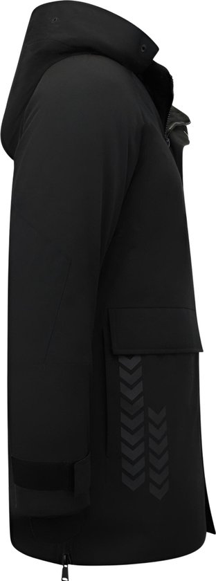 Zijkant van een zwarte lange parka jas met capuchon, zakken en grafische print.