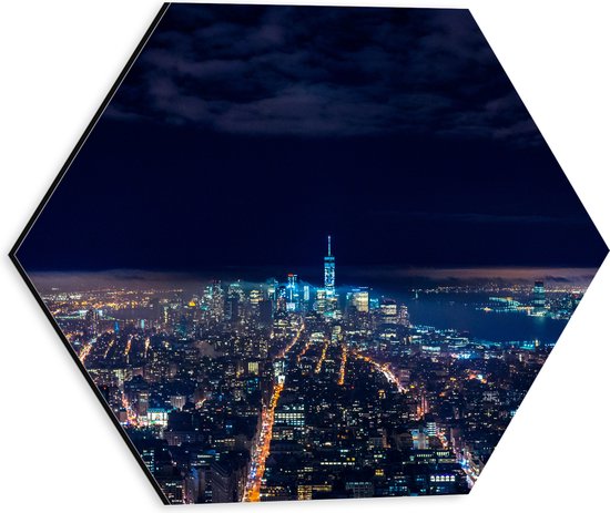 Dibond Hexagon - Uitzicht op Lichtjes over Stad in Amerika - 30x26.1 cm Foto op Hexagon (Met Ophangsysteem)