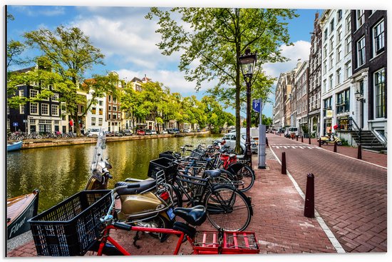 Dibond - Rij Fiets Geparkeerd langs de Gracht in Amsterdam - 60x40 cm Foto op Aluminium (Wanddecoratie van metaal)