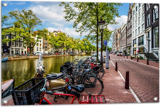 Tuinposter – Rij Fiets Geparkeerd langs de Gracht in Amsterdam - 90x60 cm Foto op Tuinposter (wanddecoratie voor buiten en binnen)