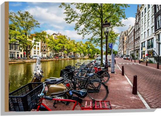 Hout - Rij Fiets Geparkeerd langs de Gracht in Amsterdam - 75x50 cm - 9 mm dik - Foto op Hout (Met Ophangsysteem)