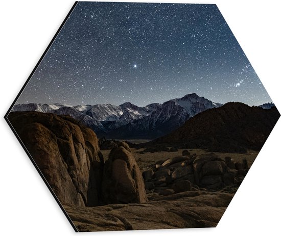 Dibond Hexagon - Stenen met Besneeuwde Bergen op de Achtergrond - 30x26.1 cm Foto op Hexagon (Met Ophangsysteem)