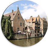 Dibond Muurcirkel - Stenen Huisjes aan het Water in Brugge, België - 30x30 cm Foto op Aluminium Muurcirkel (met ophangsysteem)