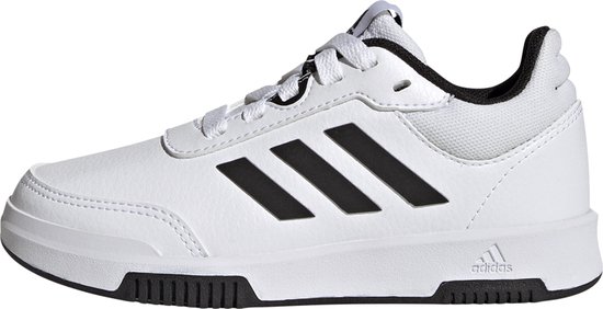Witte Adidas sneakers met zwarte strepen en veters. Zwarte zoolrand met ribbelprofiel.