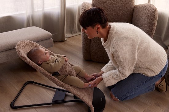 Ukje Hoes Overtrek Wipstoelhoes - Gaat OVER de bekleding van je BabyBjörn wipstoel heen - Met praktische waterdichte binnenvoering - Veilige Oeko-Tex getest - Perfecte Pasvorm - Wasbaar op 30°C Teddy Taupe — afbeelding 2