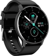Zwarte smartwatch met ronde wijzerplaat, toont datum, temperatuur, stappen en hartslag.