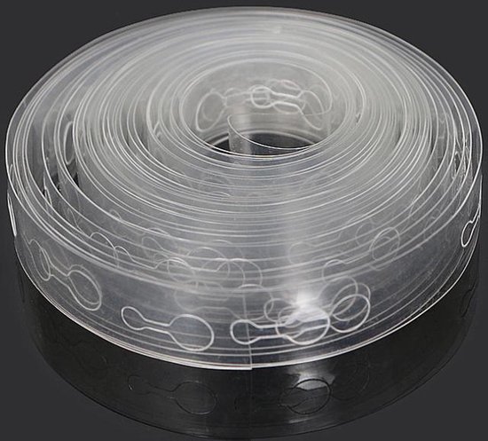 Doorzichtige plastic ballonstrip opgerold met dubbele gaten voor feestdecoratie.