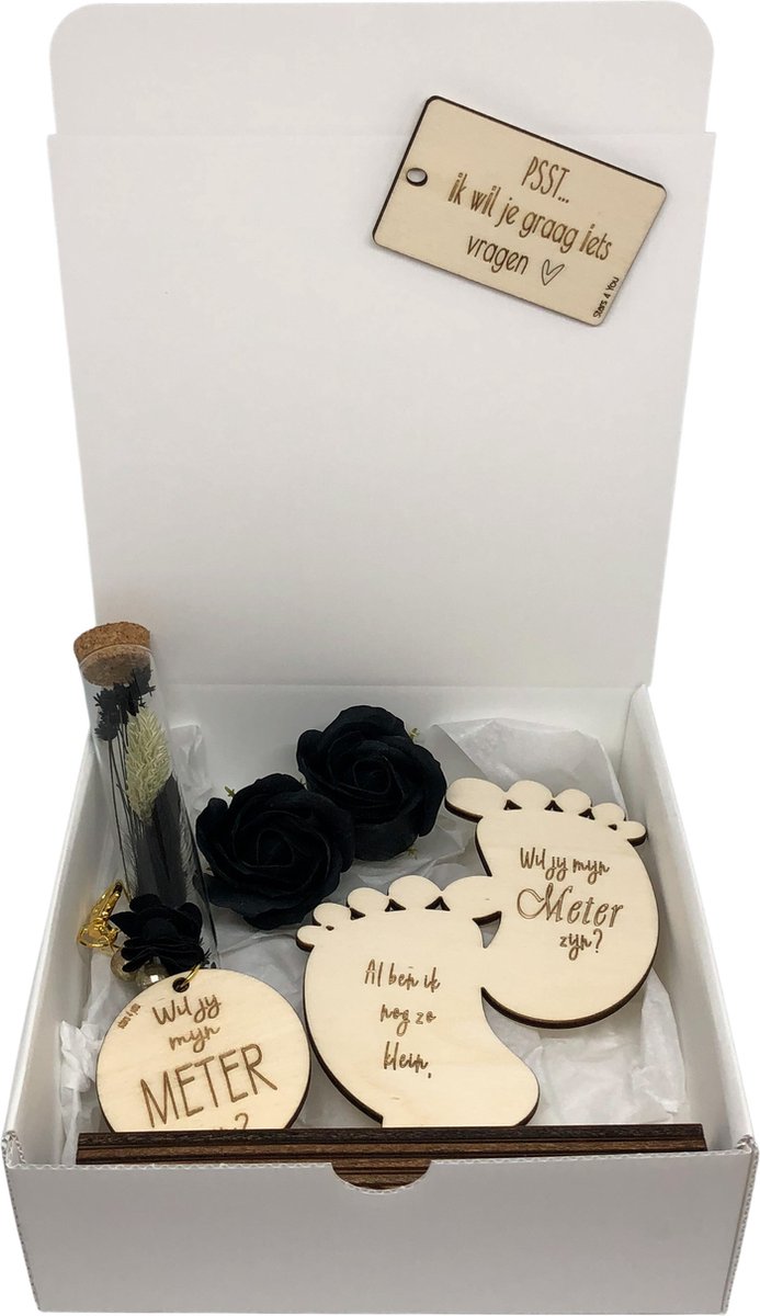 Geschenkbox Wil jij mijn METER zijn? | zwart | sleutelhanger | droogbloemen | voetjes | meter vragen | meter worden | peettante vragen | peettante worden | cadeau | doosje met een vraag