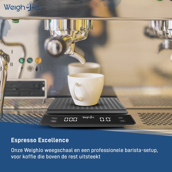 Zwarte digitale weegschaal met een witte kop koffie erop, voor een professionele barista-setup.
