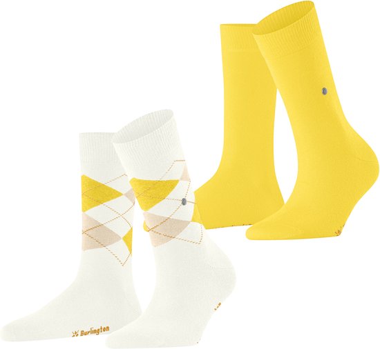 Twee paar Burlington sokken: een paar effen geel en een paar wit met geel en beige argyle-patroon.