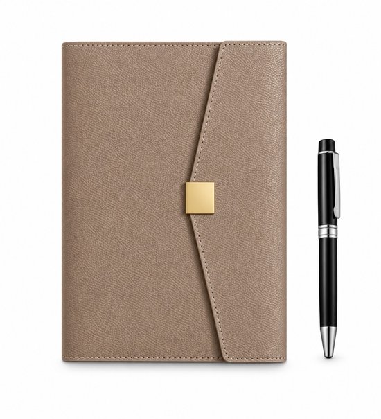Taupe lederen A5 notitieboek met gouden sluiting en een zwarte pen ernaast.