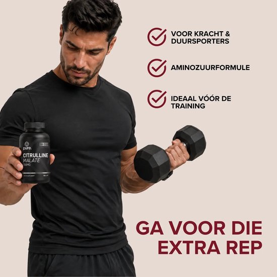Man in zwart t-shirt houdt een pot Pure. Citrulline Malate vast en een halter, met tekst over kracht en prestaties.