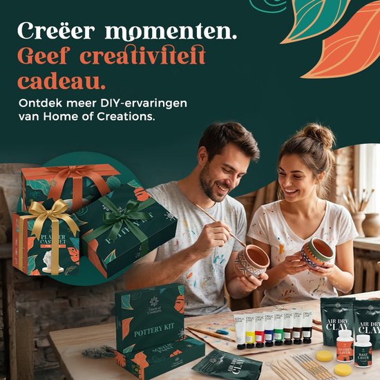 Man en vrouw beschilderen zelfgemaakte kleipotten met de Home of Creations doe-het-zelf-set.