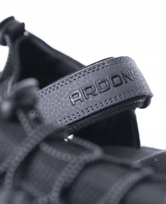 Detailopname van de zwarte hielband met het reliëflogo van Ardon.
