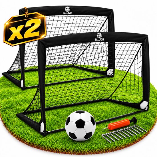 Deux buts de football noirs Ballazo avec ballon, pompe et piquets sur du gazon artificiel. Texte 'x2'.