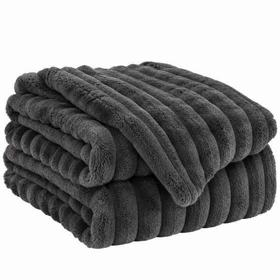 Opgevouwen zachte antracietgrijze plaid met een gestreept reliëfpatroon.
