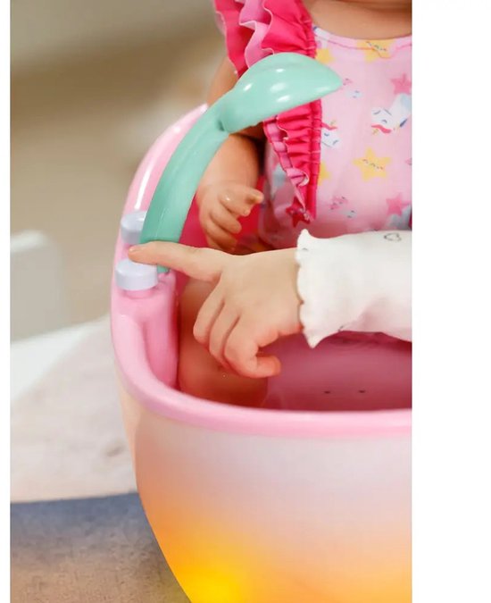 Roze BABY born poppenbad met mintgroene douchekop en lichteffecten, bespeeld door een kind met een eenhoorn-outfit.