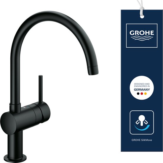 Matzwarte Grohe keukenkraan met informatielabel over Grohe SilkMove en ontwerp uit Duitsland.
