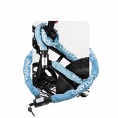 Ijsblauw Voltano kettingslot met witte merknaam om een zwart fietsframe gewikkeld met zwarte sluiting.