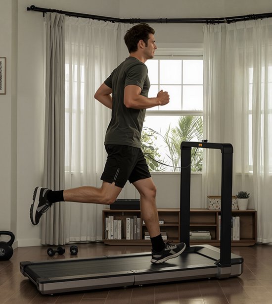 Man in sportkleding rent op een WalkingPad loopband in een lichtrijke kamer.