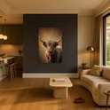 Canvas schilderij van een Schotse hooglander hangend aan een donkere wand boven een moderne salontafel.