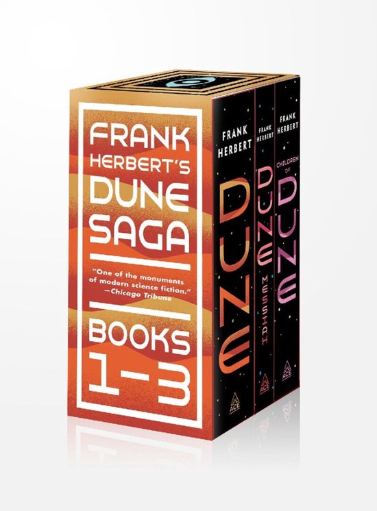 Boxset met de eerste drie boeken van Frank Herberts Dune-saga, met oranje en zwarte futuristische kaften.