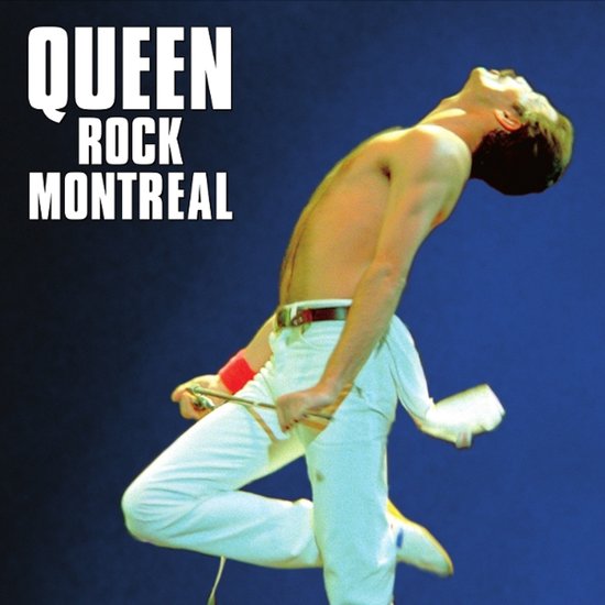 Freddie Mercury zingt op het podium in witte broek met microfoonstandaard, albumhoes Queen Rock Montreal.