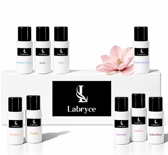 Negen witte flesjes Labryce wasparfum met zwarte doppen en een roze bloem op een witte achtergrond.