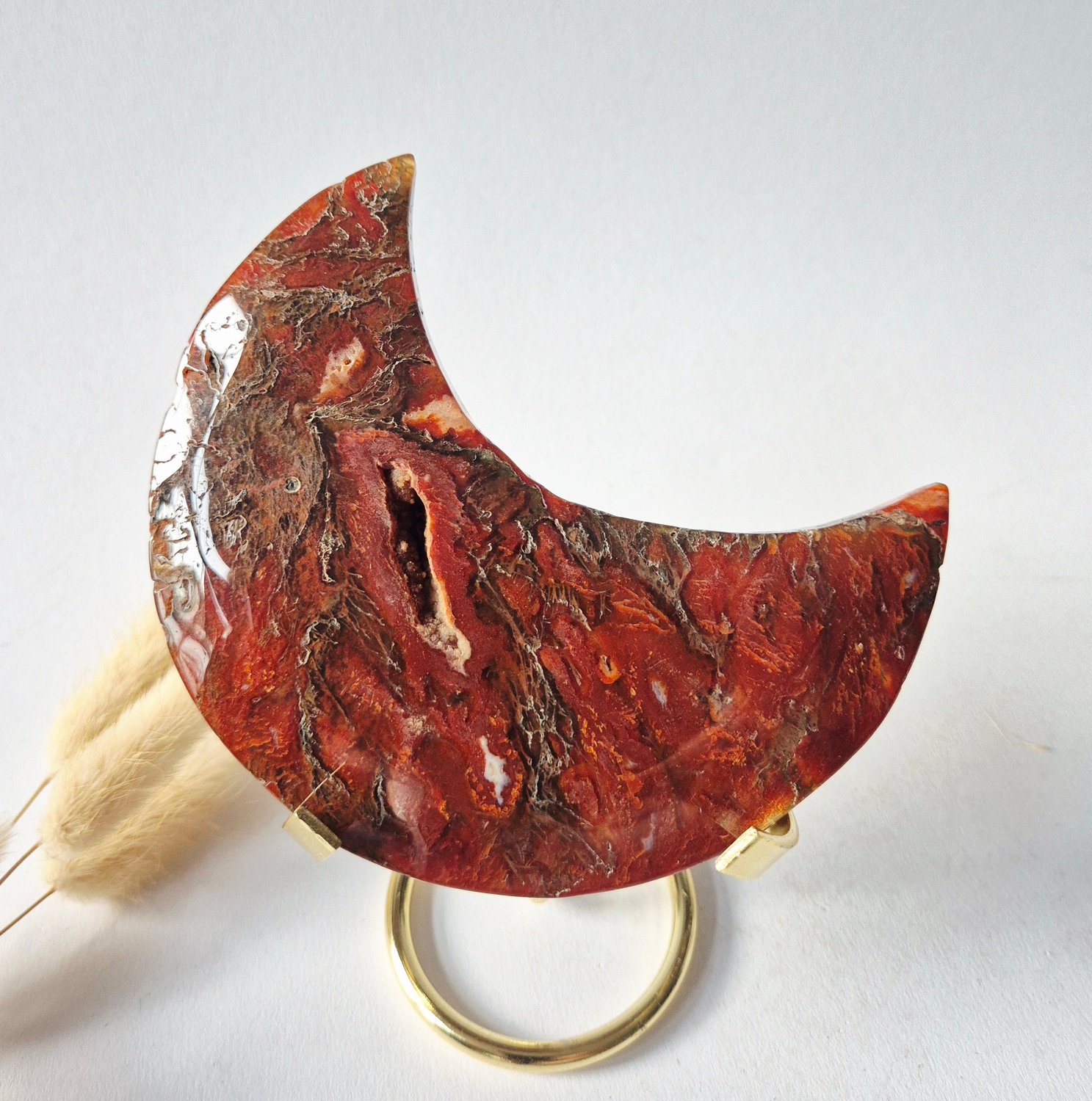 Moonlight Gemstones Rode Druzy Mosagaat Maan op standaard – 11-13cm Edelsteen statement piece 145 Meerkleurig