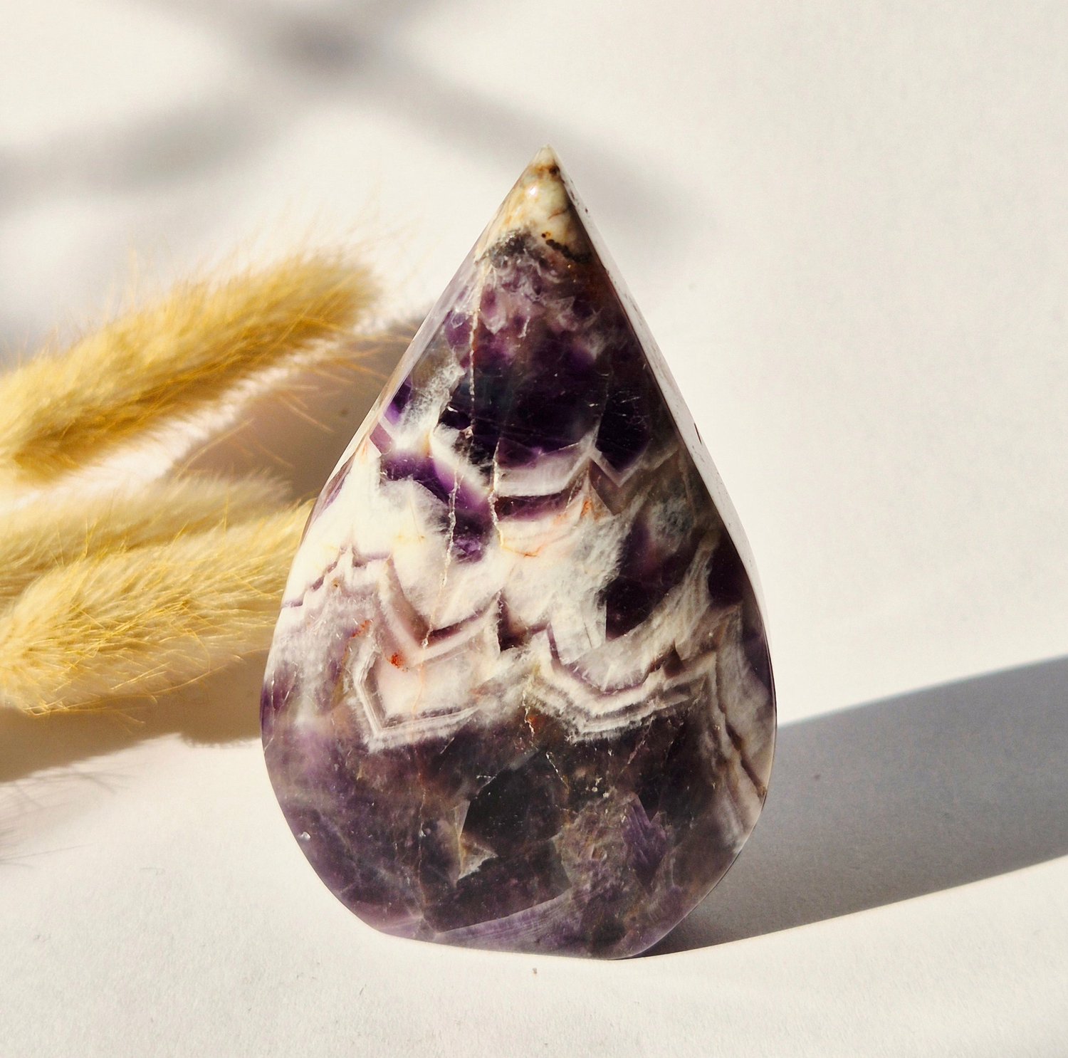 Moonlight Gemstones Dream Amethist - Druppelvormige Drop Staande Edelsteen Kristal - 124gram Meerkleurig