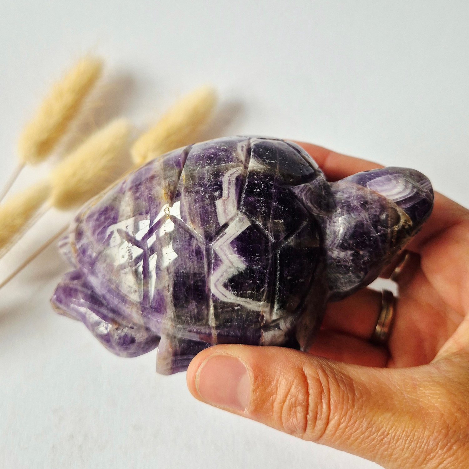Moonlight Gemstones Chevron (Dream) Amethist Schildpad | Handgeslepen Edelsteen Carving | 374 gram Meerkleurig