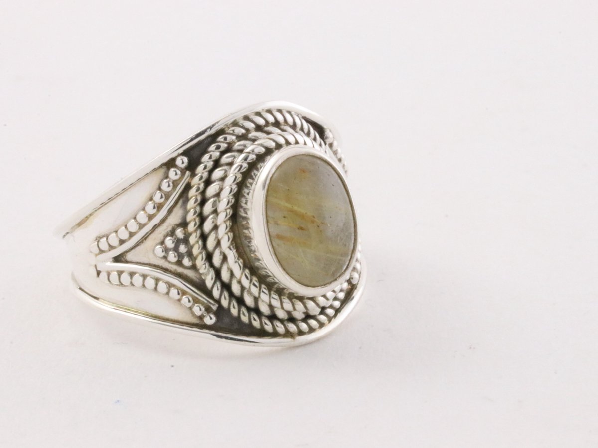 Bewerkte zilveren ring met gouden rutielkwarts - maat 16