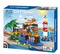 De doos van de vissershut met vuurtoren, boot, palmbomen en krab, met de tekst 'GO FISHING - Set Sail'.