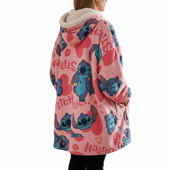 Roze hoodie deken met Stitch print, harten en kusjes. Op een witte achtergrond.