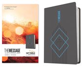 De Message Deluxe Gift Bible in charcoal met blauwe ruitdetails en de tekst 'THEMESSAGE'.