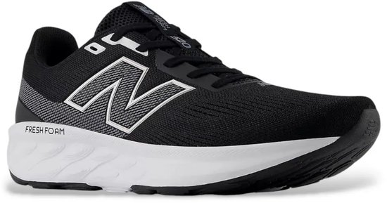 Zwarte New Balance 520 sportschoen met witte zool en zilveren logo.