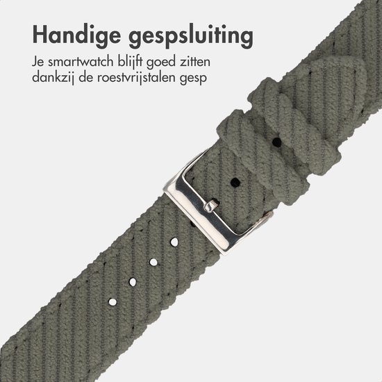 Groen corduroy horlogebandje met zilverkleurige gespsluiting.