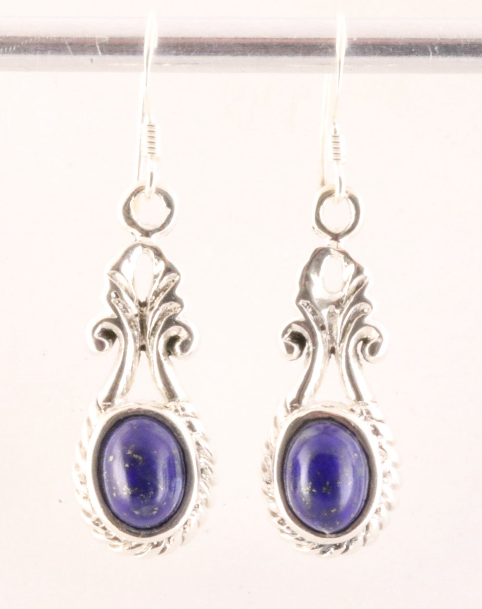Bewerkte zilveren oorbellen met lapis lazuli
