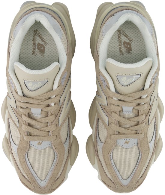 Bovenaanzicht van twee lichtbruine New Balance 9060 dames sneakers met beige en grijze details.