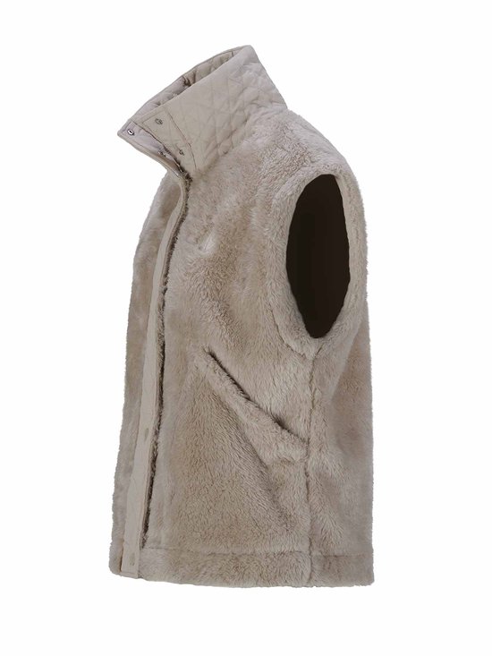 Zijaanzicht van een zandkleurige dames bodywarmer van fleece met opstaande kraag.
