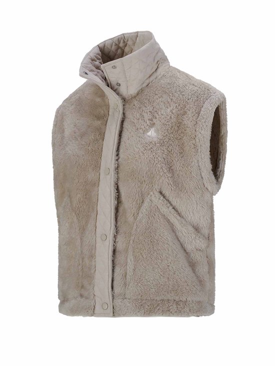 Zandkleurige dames bodywarmer van zacht fleece met een opstaande kraag en knoopsluiting.