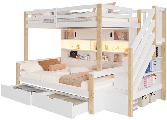 Wit hoogslaper met houten accenten, trap met opbergruimte, boekenkast met LED-verlichting en onderschuifbed met lade.