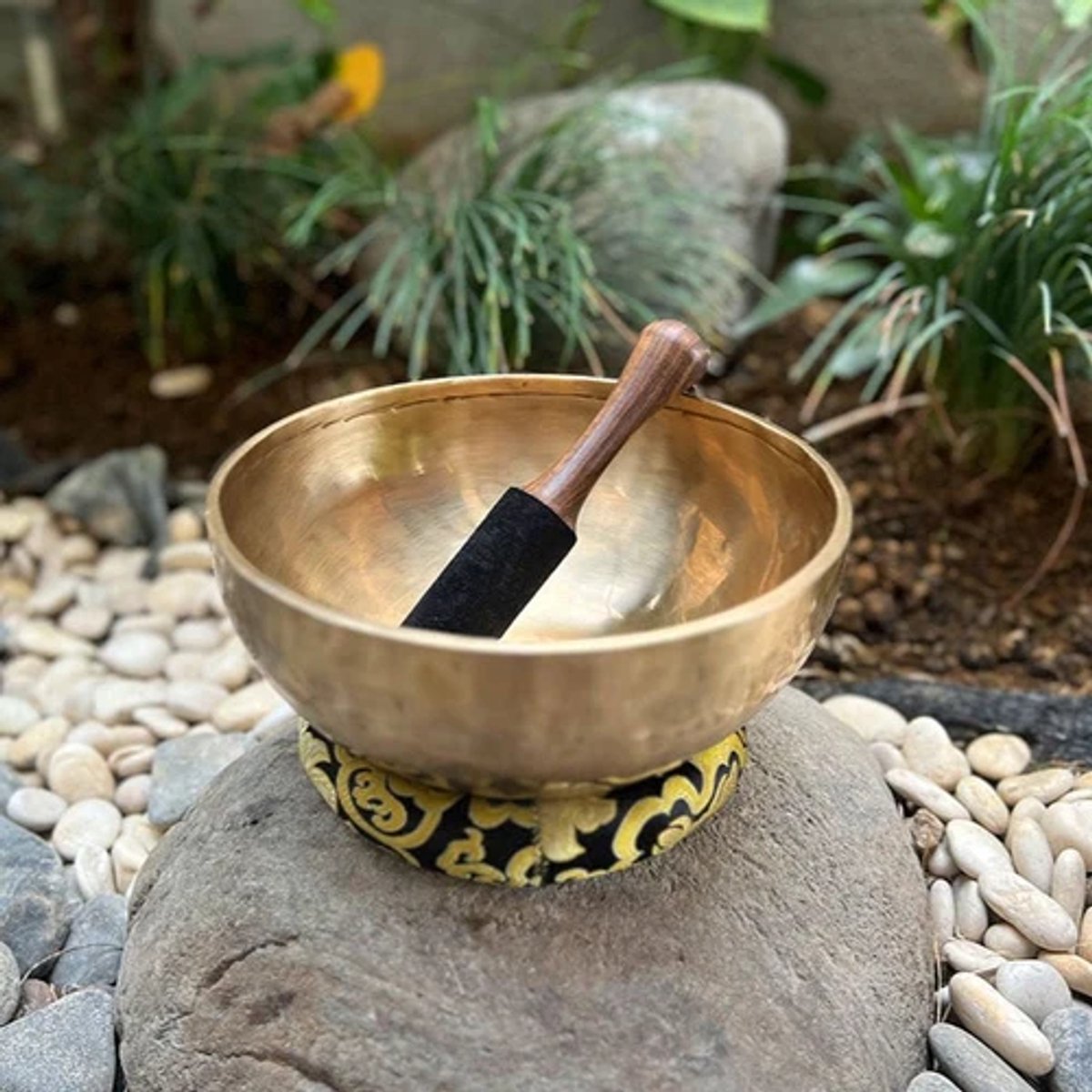 LIDAH® Klankschaal - 26 cm Tibetaanse Klankschaal - Meditatie Schaal met Klopper , Aanstrijkhout & Kussen - Singing Bowl Klank Schaal Set - voor Yoga, Chakra, Mindfulness