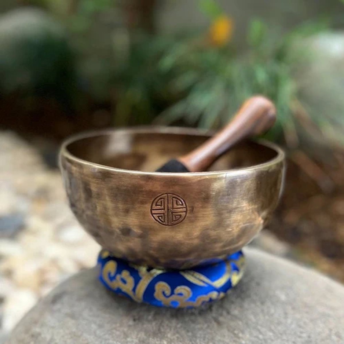 LIDAH® Klankschaal - 18 cm Tibetaanse Full Moon Klankschaal - Meditatie Schaal met Klopper , Aanstrijkhout & Kussen - Singing Bowl Klank Schaal Set - voor Yoga, Chakra, Mindfulness
