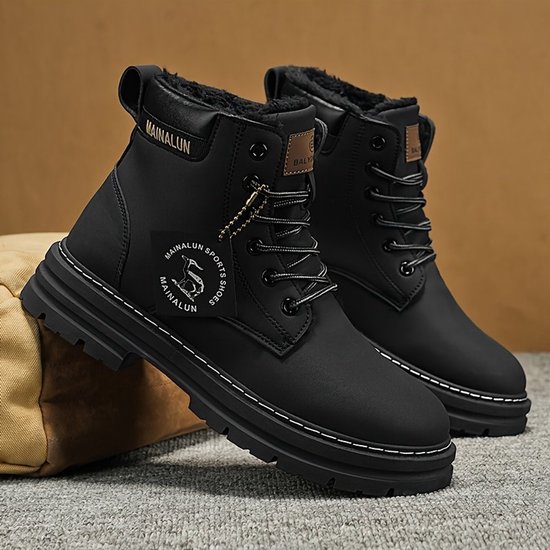 Zwarte, gevoerde winterlaarzen met veters, zwarte zolen en witte stiksels. Textielmerk "MAINLUN SPORTS SHOES" op de zijkant.