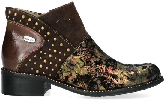 Bruine laars met bloemenprint, gouden studs en een ritssluiting.