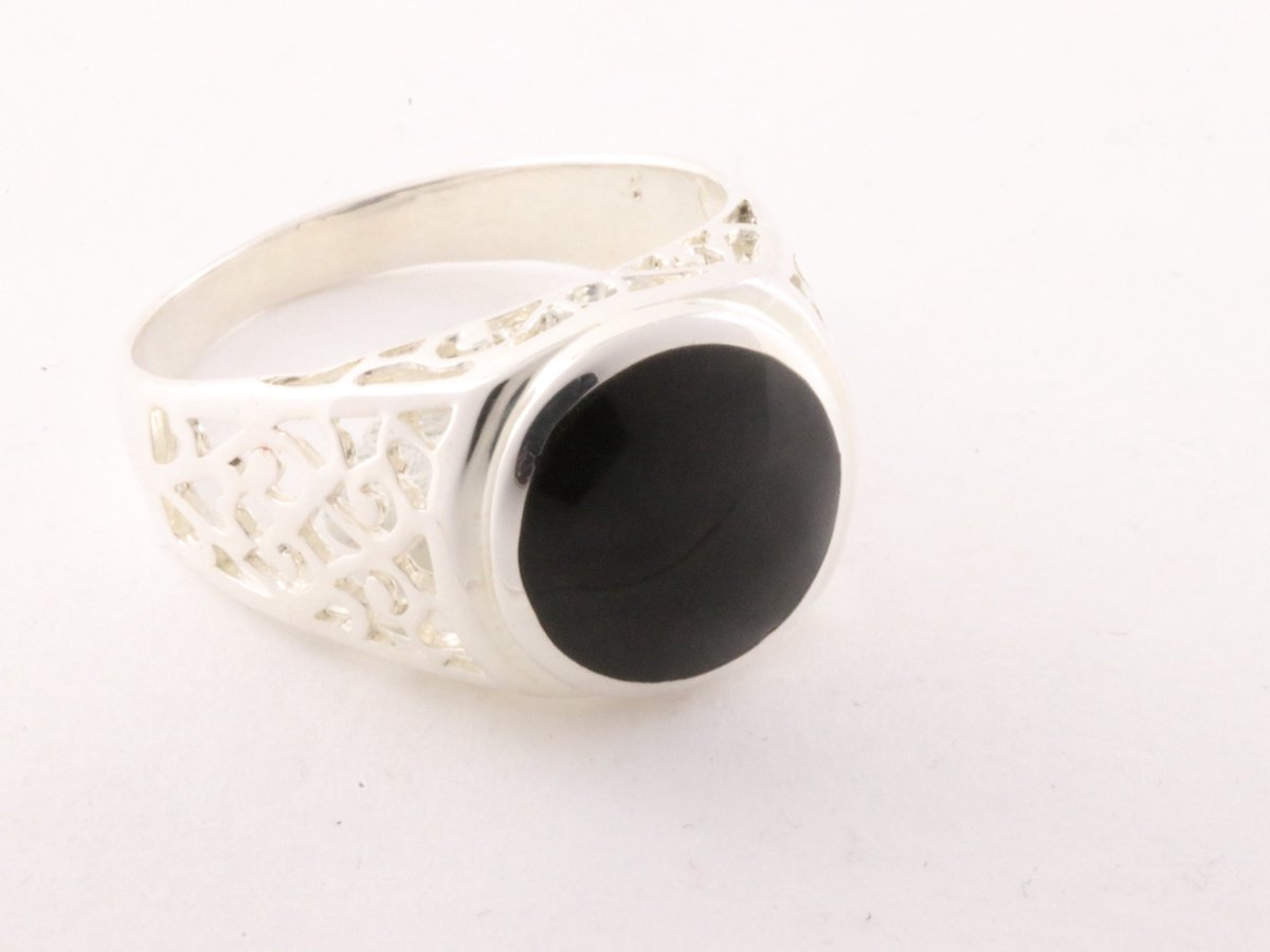 Opengewerkte zilveren ring met onyx - maat 20