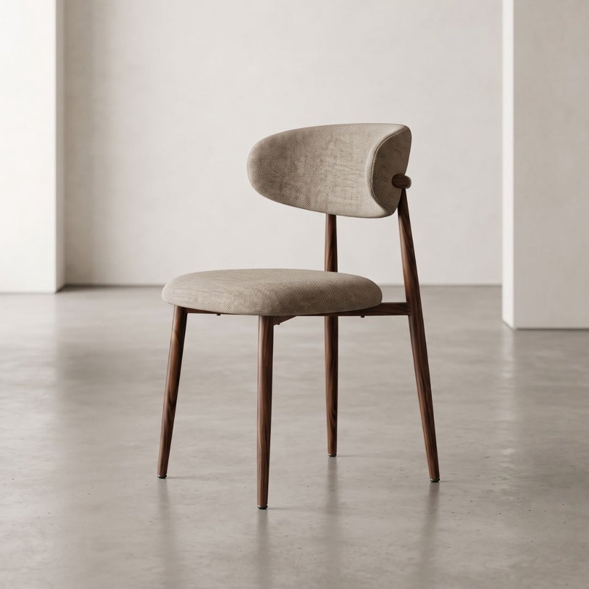 HUUS Eetkamerstoel Japandi - Taupe Stoffering - Walnoot Look - Metalen Onderstel