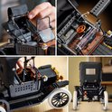 Collage: Detail interieur LEGO Ford Model T, dak omhoogklapbaar, stuur. Achteraanzicht van de auto.